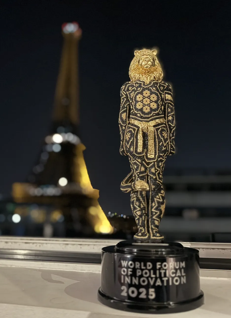 El Estratega, pieza de reconocimiento del World Forum of Political Innovation 2025, frente a la Torre Eiffel